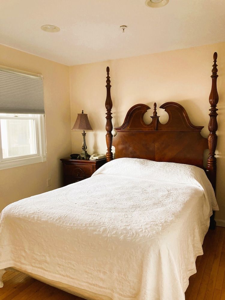 Premium Suite, 1 Queen Bed with Sofa bed, Private Bathroom, Partial Ocean View (1 Bdrm. Suite)