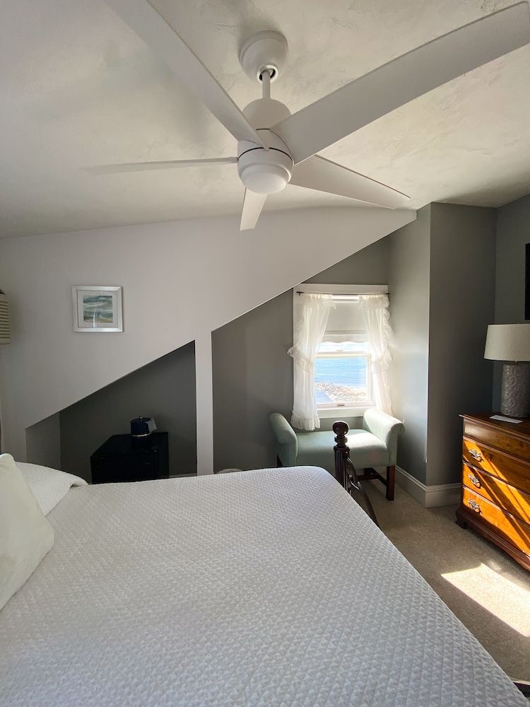 Panoramic Single Room, 1 Queen Bed, Private Bathroom, Ocean View (Room 307)