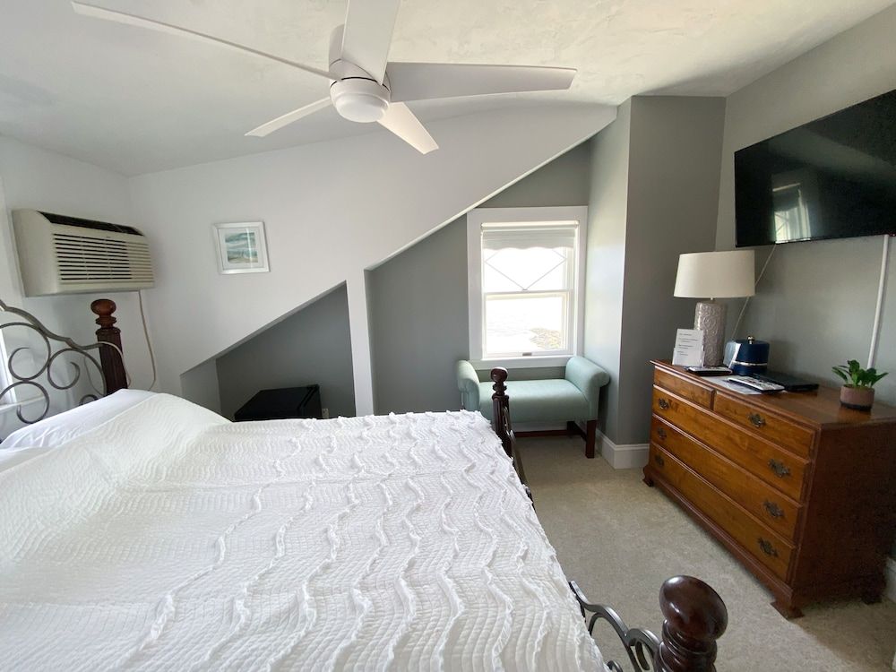 Panoramic Single Room, 1 Queen Bed, Private Bathroom, Ocean View (Room 307)