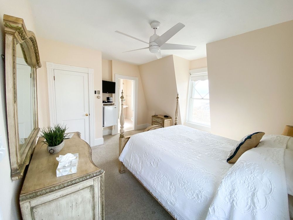 Standard Double Room, Private Bathroom, Partial Sea View (Room 205)