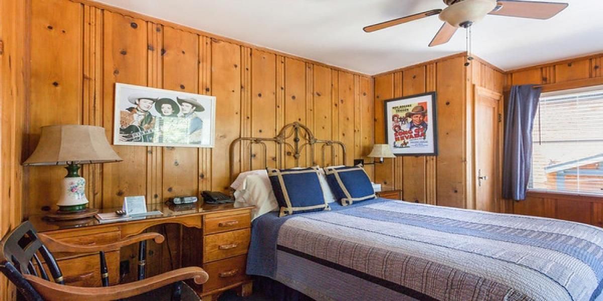 Roy Roger's Room with Shared Bathroom