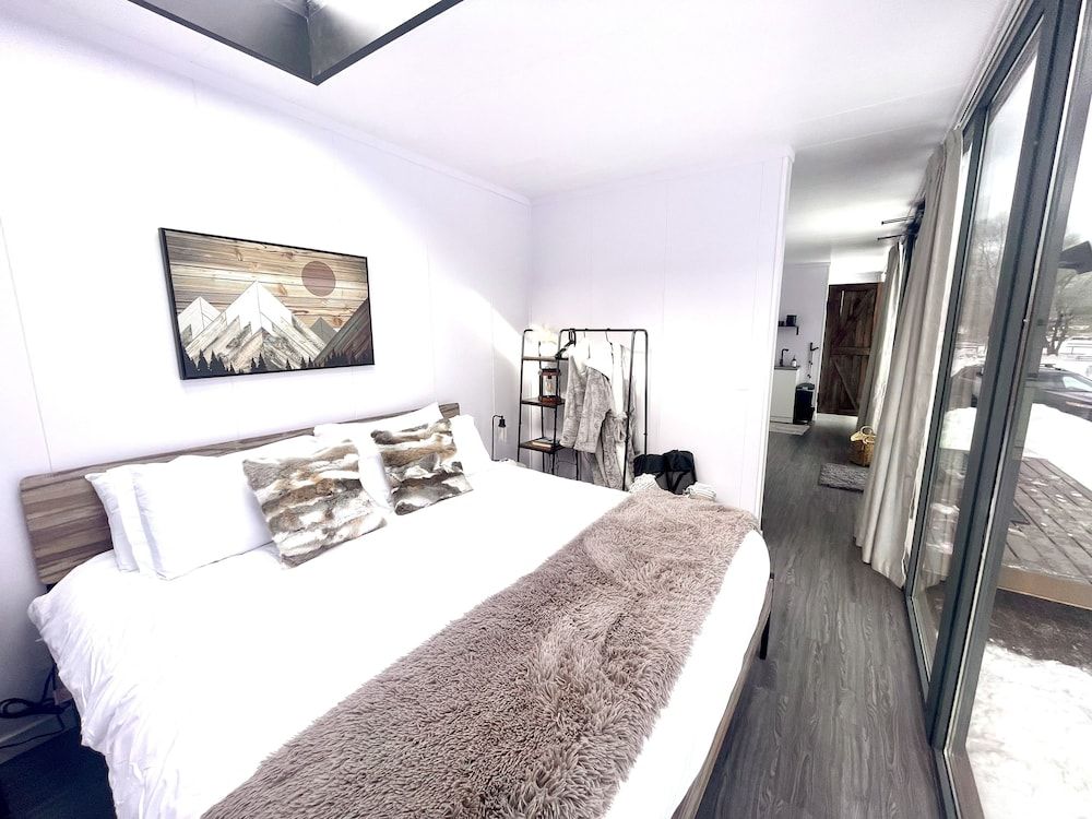 WYLD Glass Cave Glamping by Hot Springs King 1 Bedroom