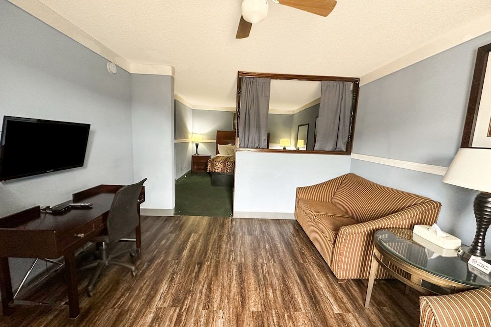 Executive Inn Ridgeway I-77 Room, 1 King Bed, Smoking 6