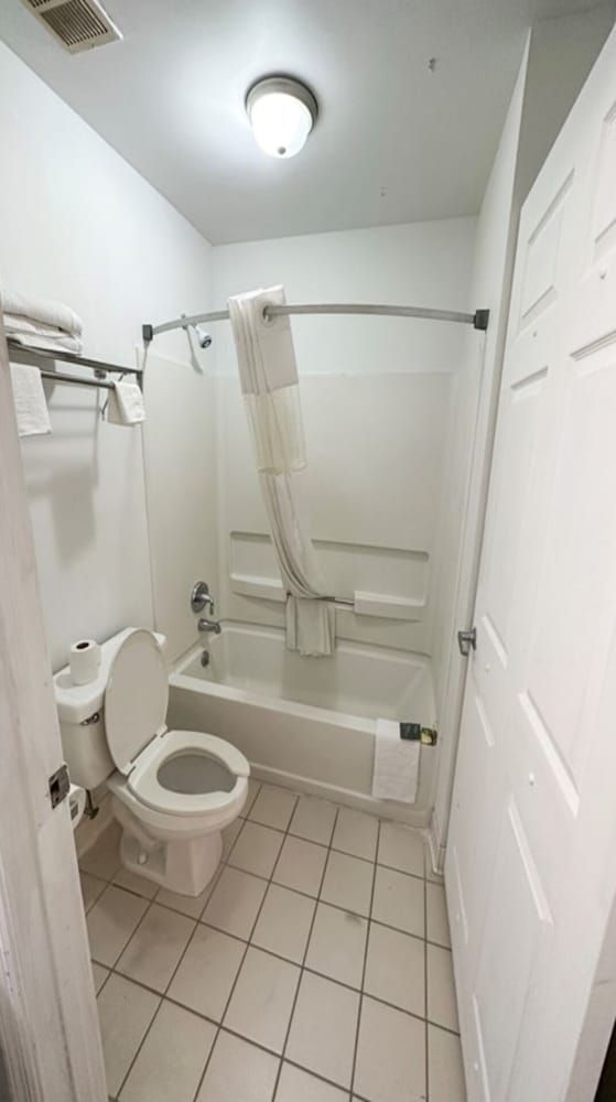 Executive Inn Ridgeway I-77 Room, 2 Queen Beds, Smoking 4