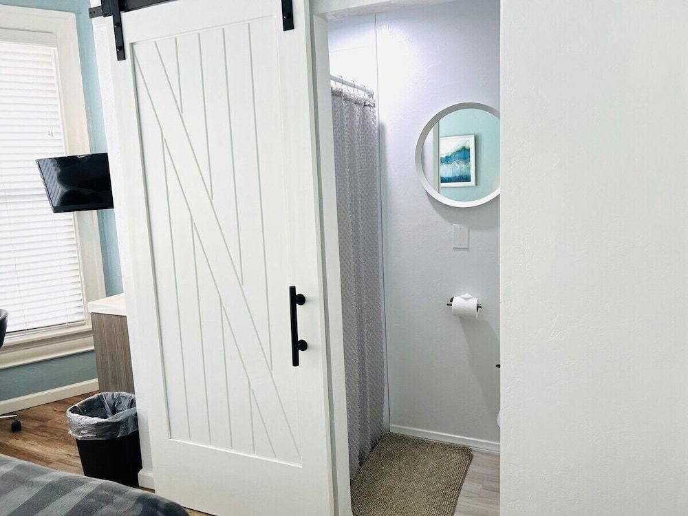 Somerset Signature Room, 1 Queen Bed 4