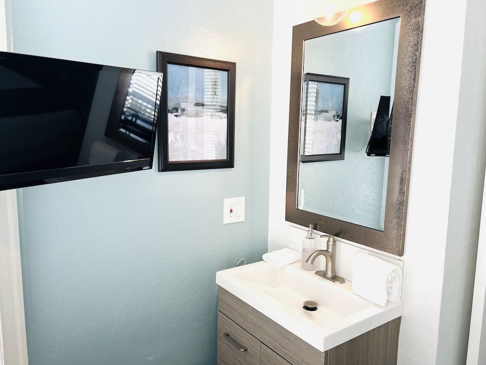 Somerset Signature Room, 1 Queen Bed 5