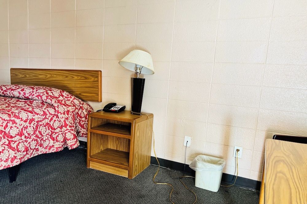 Capital O Clayton House Motel Rockford Near Airport Full Bed Non-Smoking 12