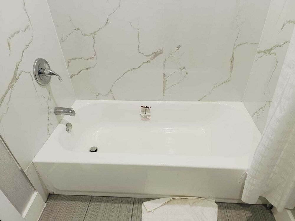 Village Inn Motel Deluxe Suite, Multiple Beds, Non Smoking 5