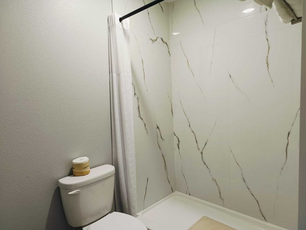 Village Inn Motel Deluxe Suite, Multiple Beds, Non Smoking 3