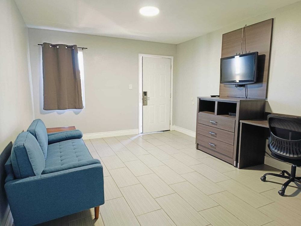 Village Inn Motel Deluxe Suite, Multiple Beds, Non Smoking 6