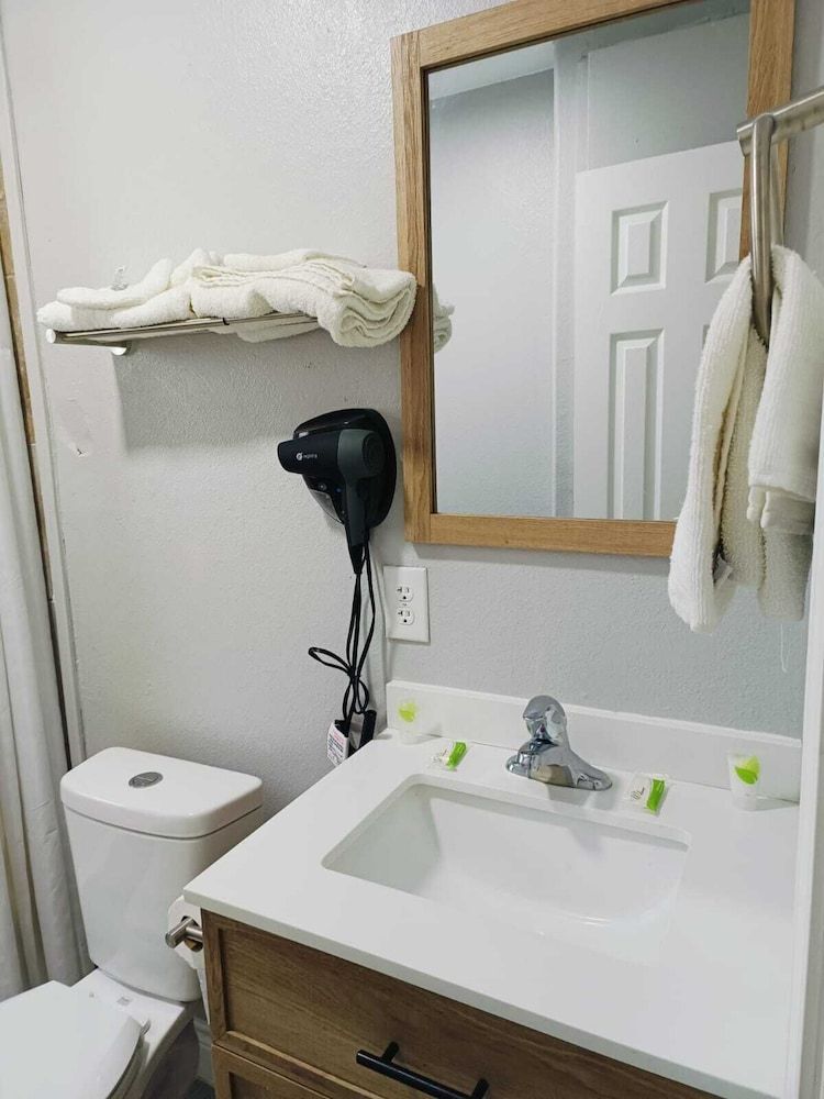 Village Inn Motel Deluxe Suite, Multiple Beds, Non Smoking 4