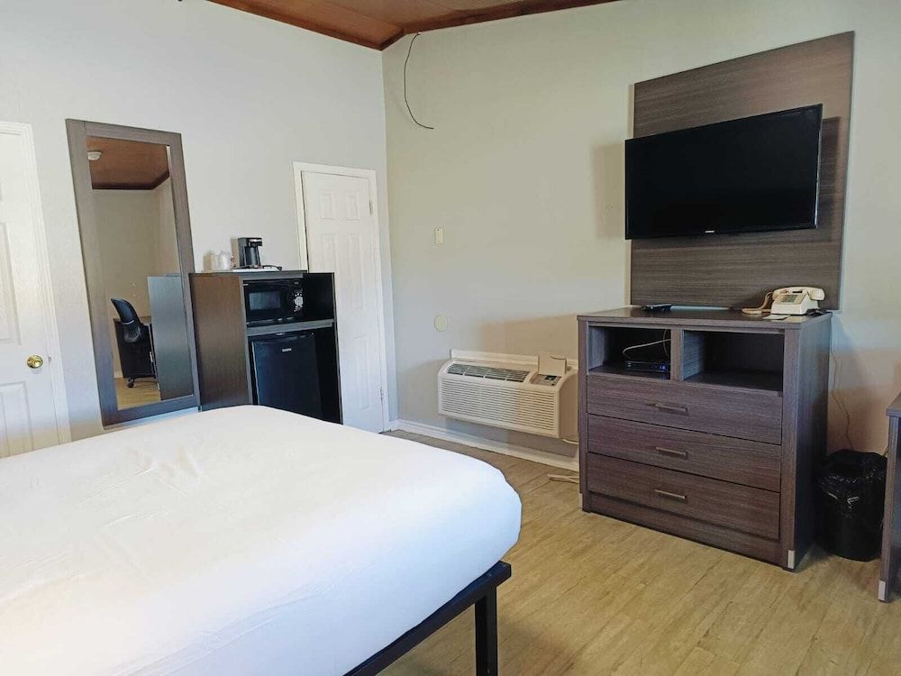 Village Inn Motel Room, 1 King Bed, Non Smoking 3