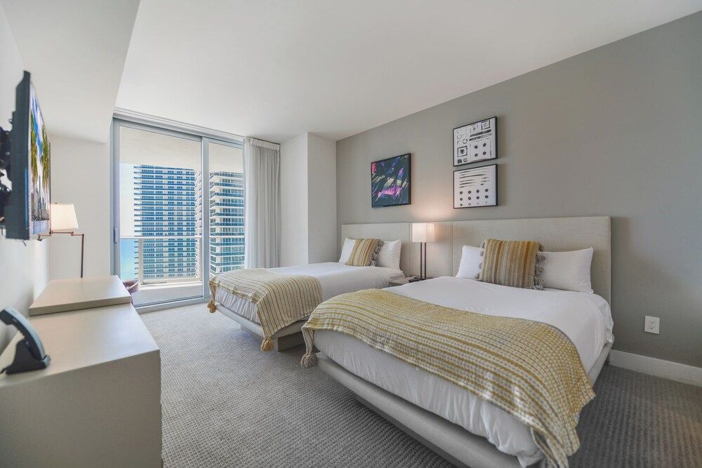 Luxury Condo, 2 Bedrooms, Beach View