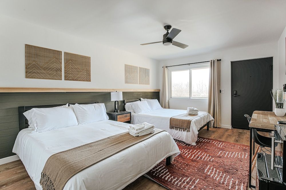 Grey Pine Lodge Classic Room 2 Queen 2