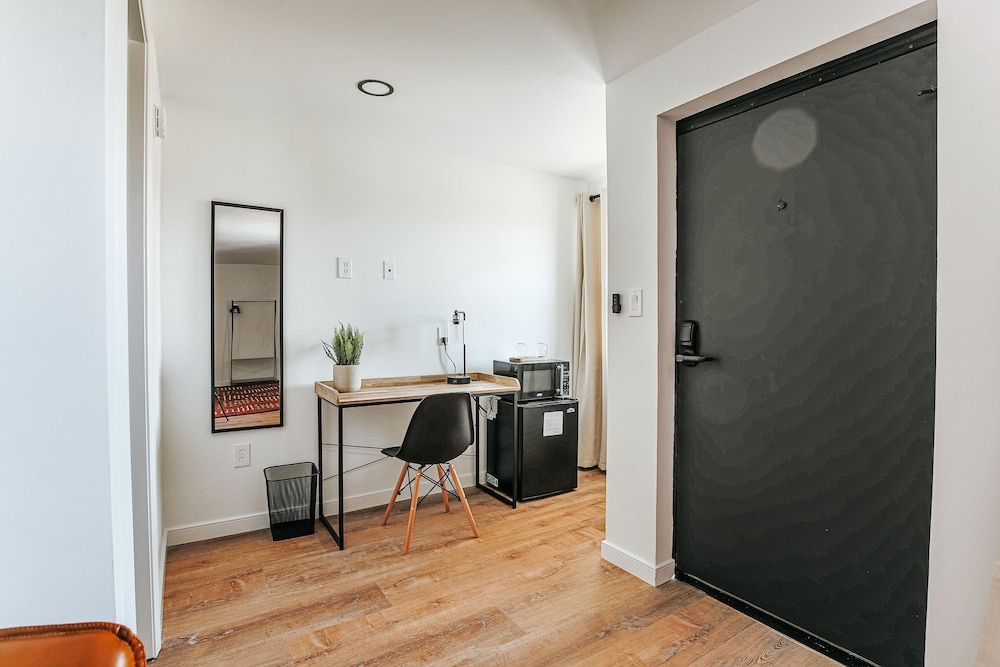 Grey Pine Lodge Deluxe Room 1 King 5