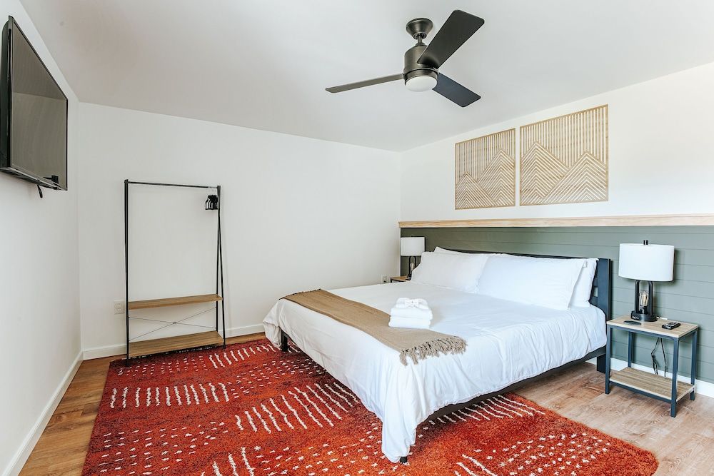 Grey Pine Lodge Deluxe Room 1 King 2