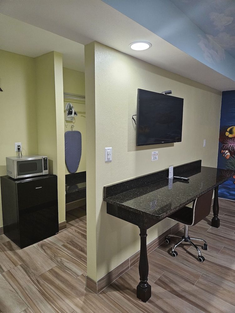 Travel Inn of Riviera Beach Deluxe Room, 2 Queen Beds, Non Smoking 9