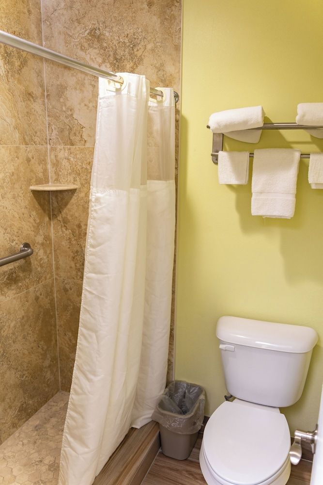 Travel Inn of Riviera Beach Deluxe Room, 2 Queen Beds, Non Smoking 6