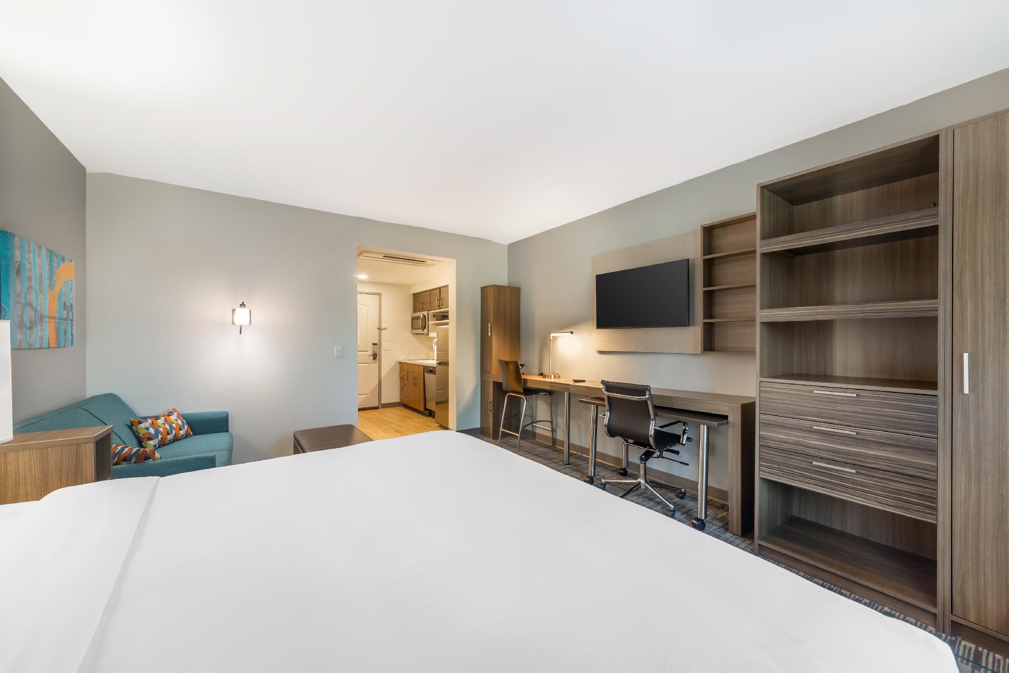 1 King Bed, Suite, Nonsmoking, Accessible