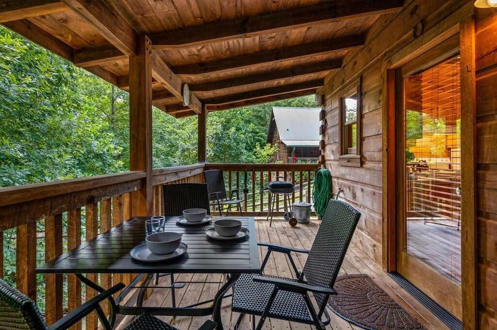 Sunrise Woods Retreat Cabin, 1 Queen Bed with Sofa bed, Hot Tub 4