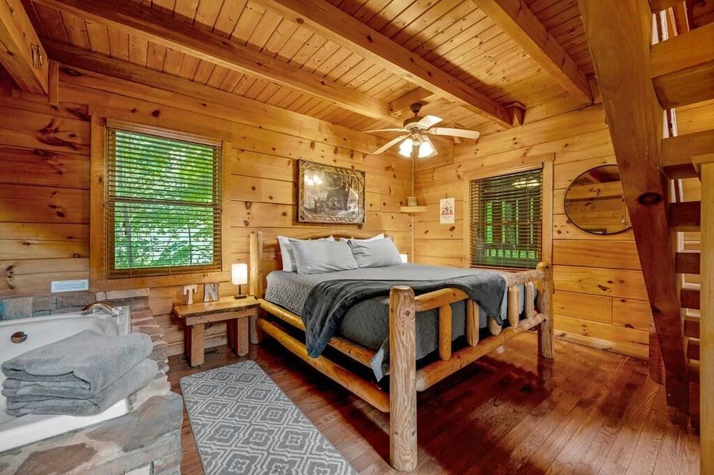 Sunrise Woods Retreat Cabin, 1 Queen Bed with Sofa bed, Hot Tub 2