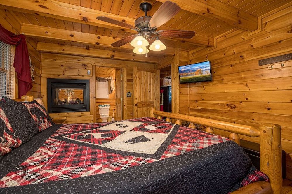 Happily Ever After Cabin, 1 King Bed, Hot Tub, Mountain View 2