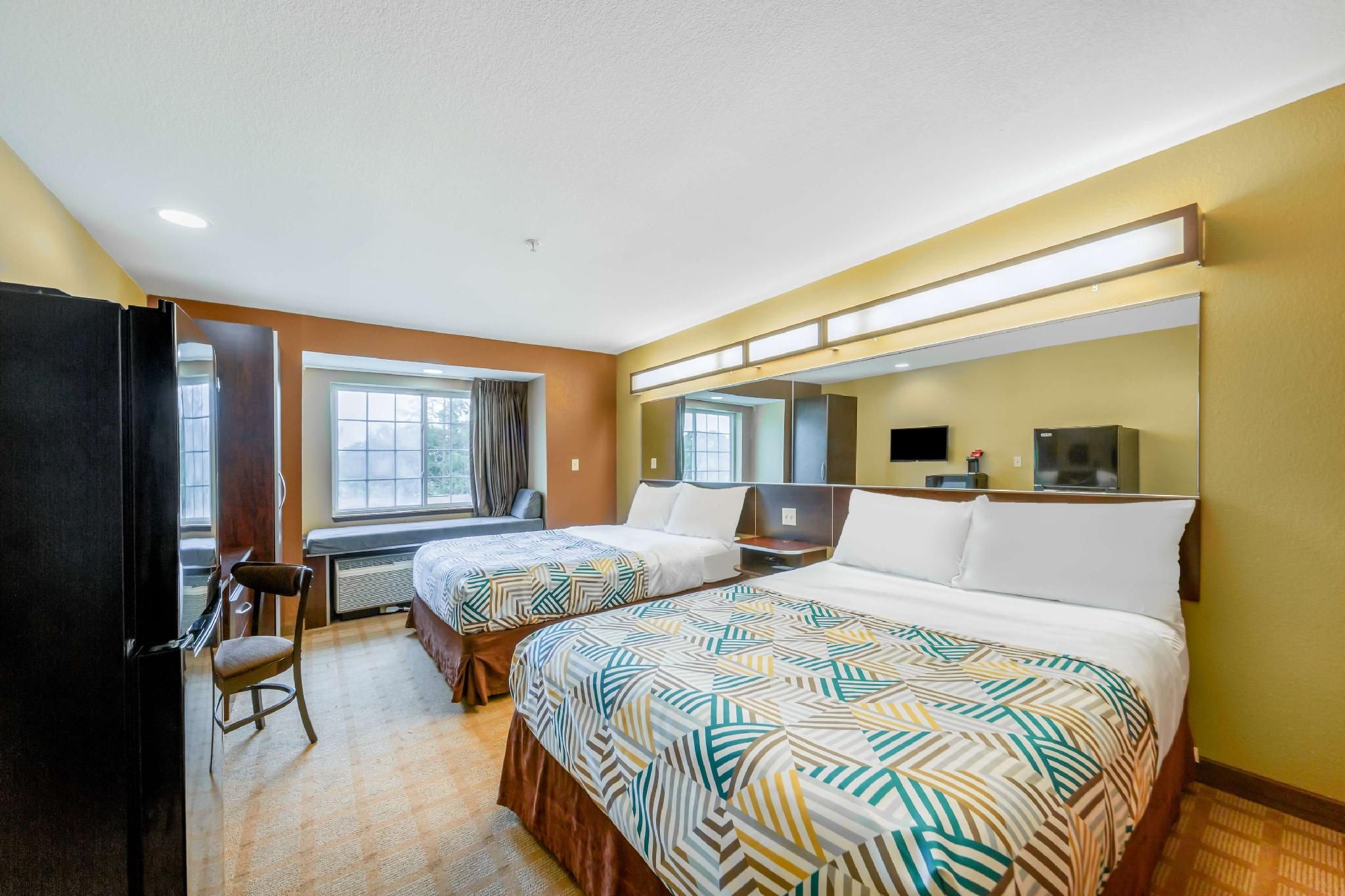 Motel 6 Breaux Bridge, LA 2 Queen Beds | Non-Smoking, Micfridge 2