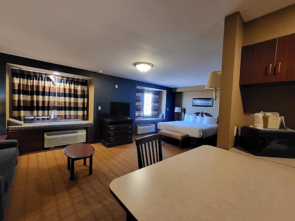 Starkville Inn & Suites Suite, 1 King Bed, Non Smoking 5