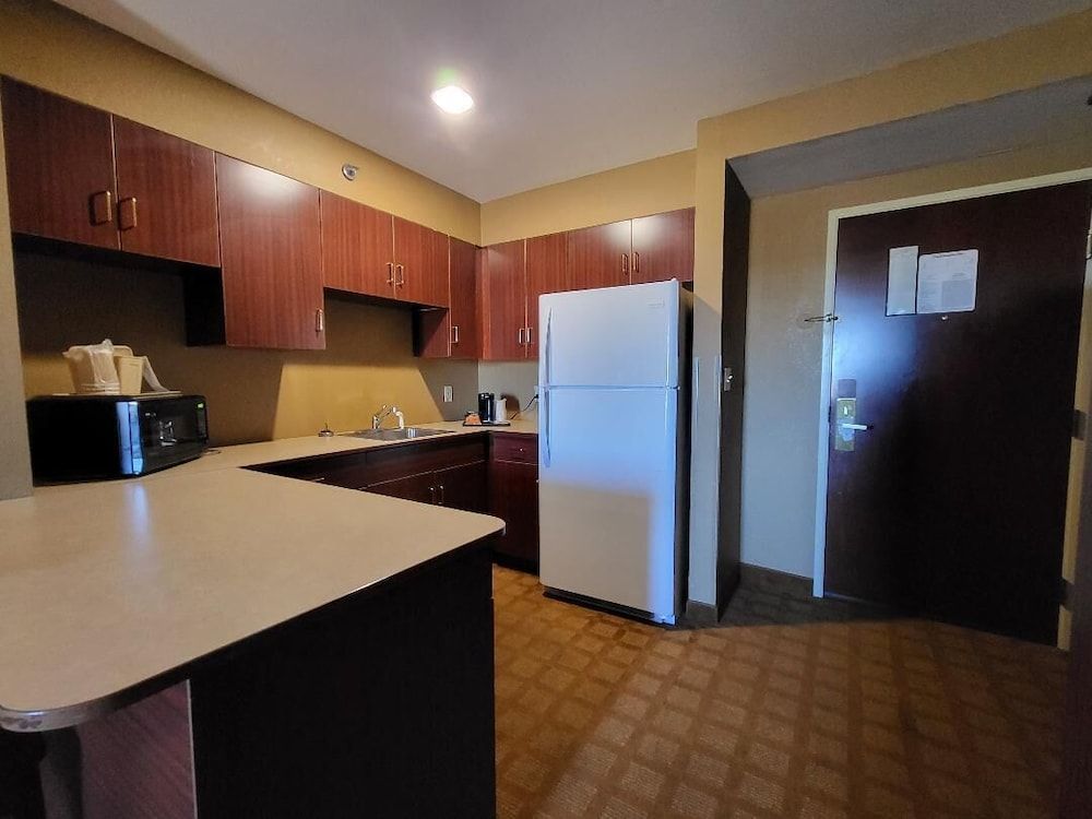 Starkville Inn & Suites Suite, 1 King Bed, Non Smoking 2