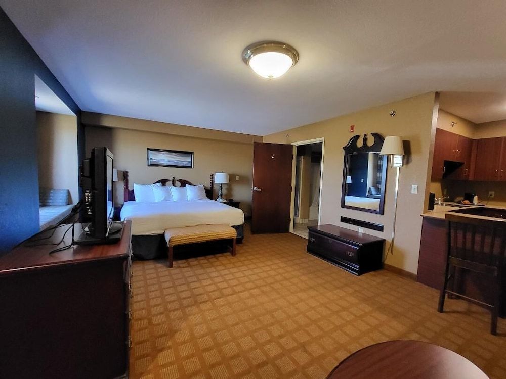 Starkville Inn & Suites Suite, 1 King Bed, Non Smoking 3