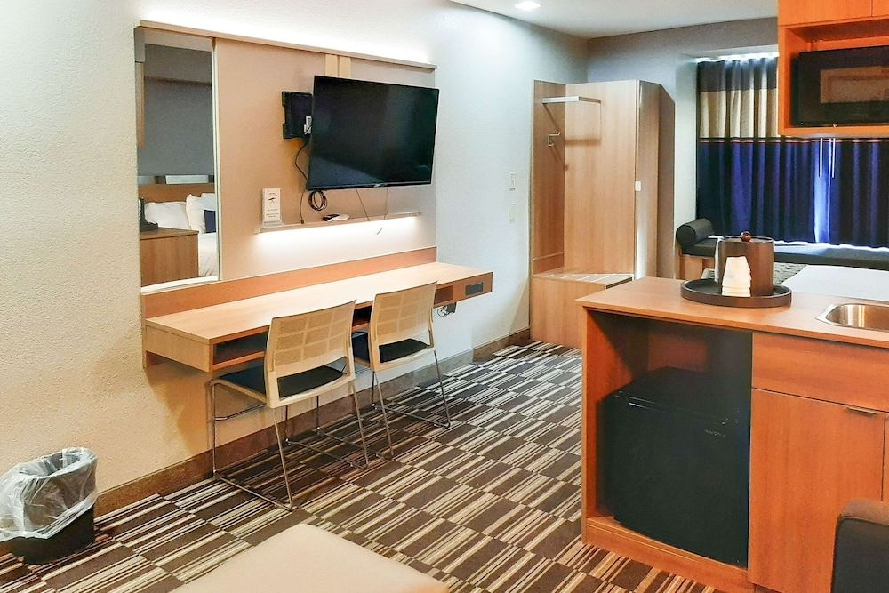Starkville Inn & Suites Suite, 1 King Bed, Non Smoking 6