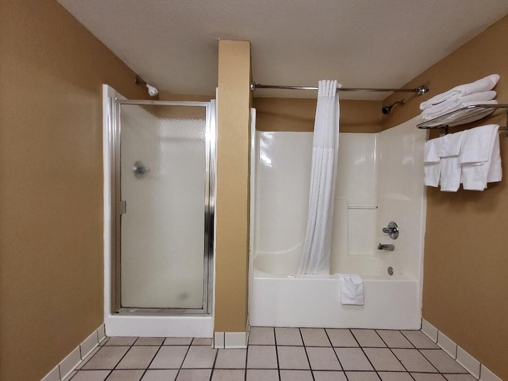 Starkville Inn & Suites Suite, 1 King Bed, Non Smoking 7