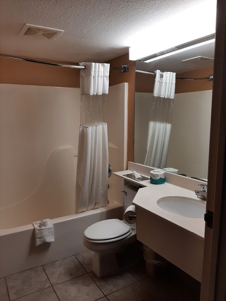 Starkville Inn & Suites Standard Room, 2 Queen Beds, Non Smoking 5