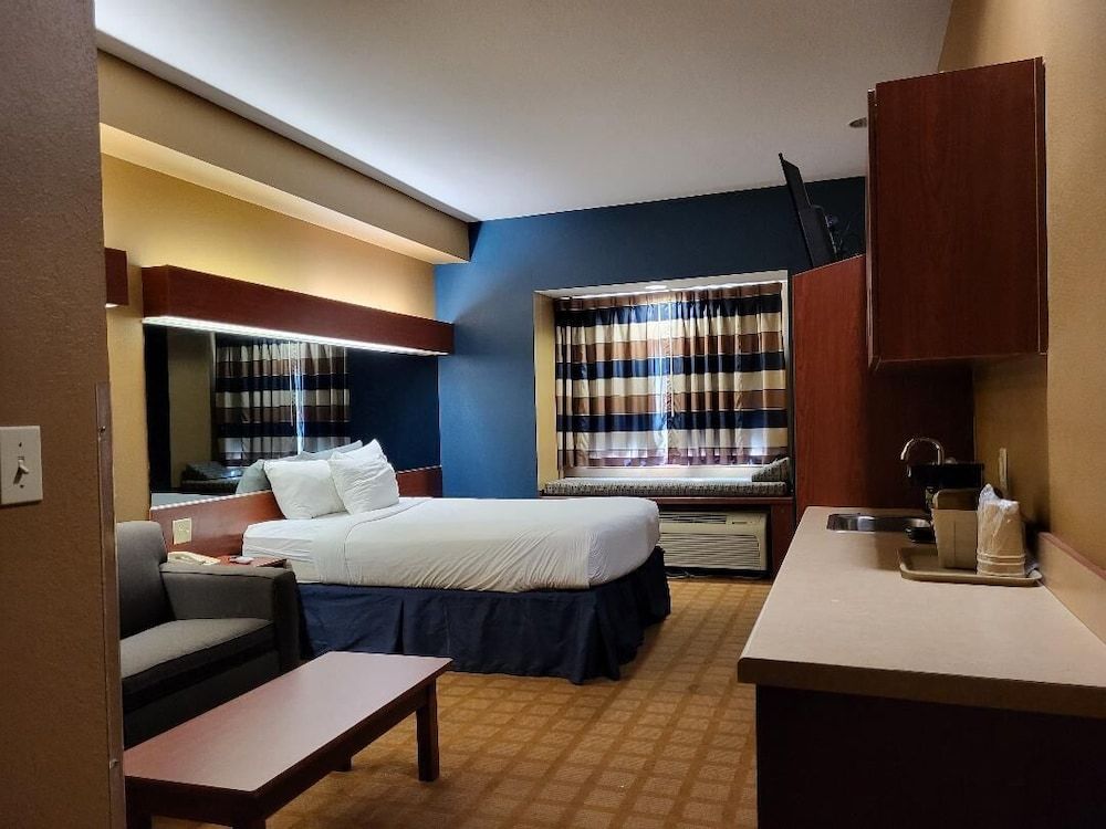 Starkville Inn & Suites Suite, 1 Queen Bed with Sofa bed, Accessible, Non Smoking