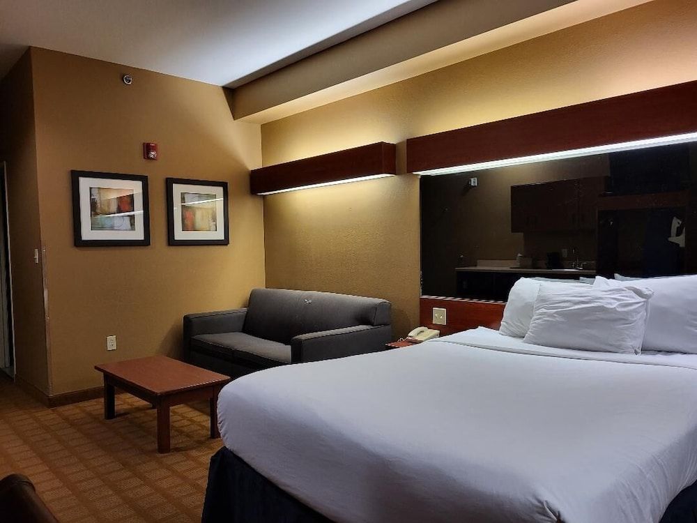 Starkville Inn & Suites Suite, 1 Queen Bed with Sofa bed, Accessible, Non Smoking 2