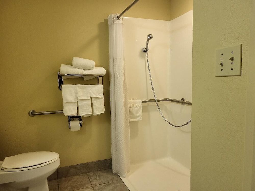 Starkville Inn & Suites Suite, 1 Queen Bed with Sofa bed, Accessible, Non Smoking 5