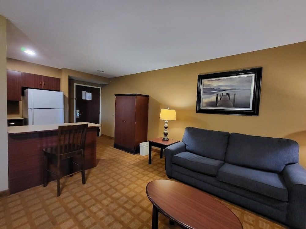 Starkville Inn & Suites Suite, 1 King Bed, Non Smoking 4