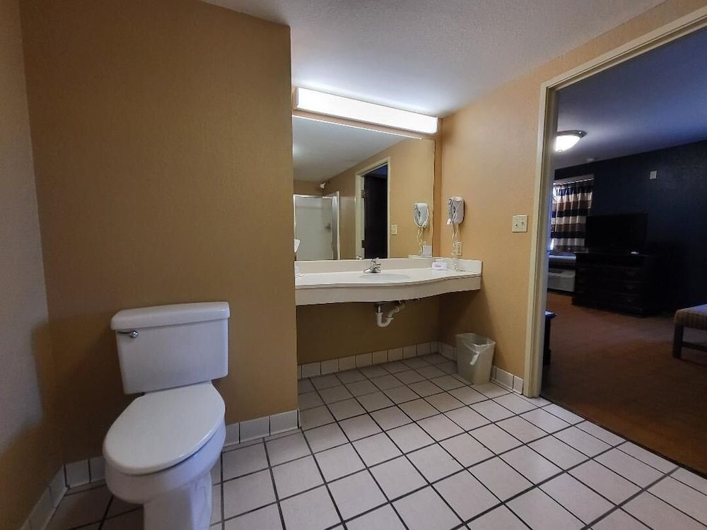 Starkville Inn & Suites Suite, 1 King Bed, Non Smoking 9