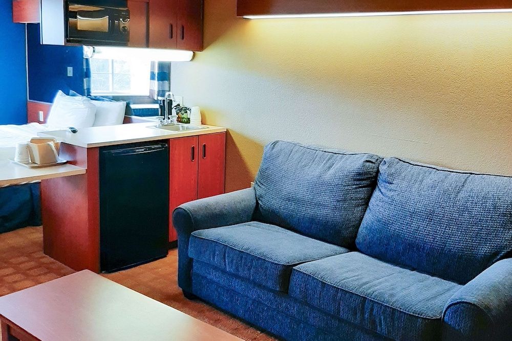 Starkville Inn & Suites Suite, 1 Queen Bed with Sofa bed, Accessible, Non Smoking 4