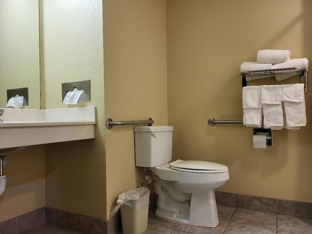Starkville Inn & Suites Suite, 1 Queen Bed with Sofa bed, Accessible, Non Smoking 7