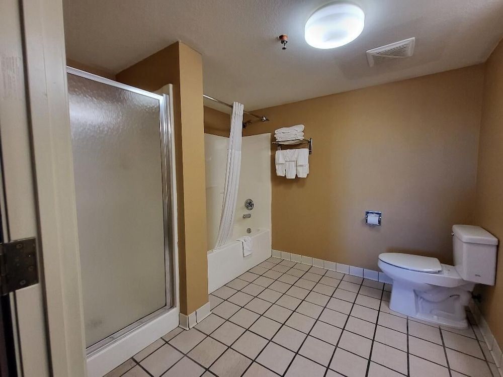 Starkville Inn & Suites Suite, 1 King Bed, Non Smoking 8