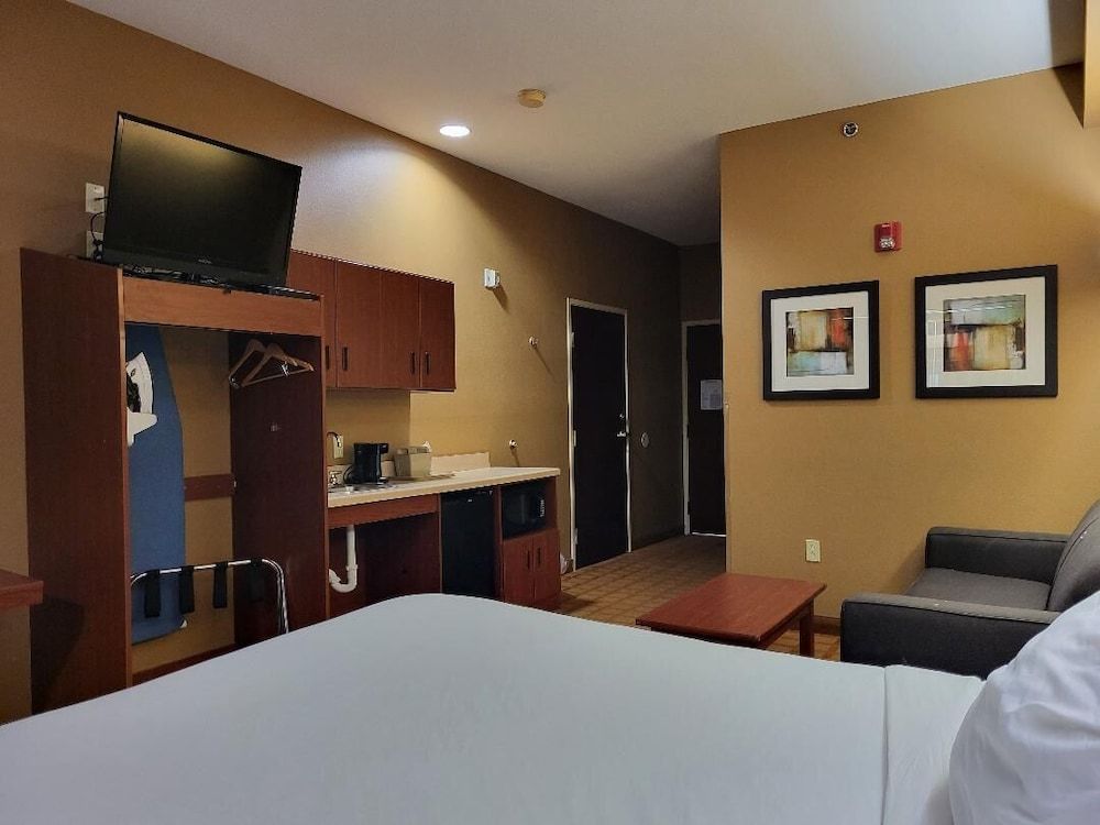 Starkville Inn & Suites Suite, 1 Queen Bed with Sofa bed, Accessible, Non Smoking 3