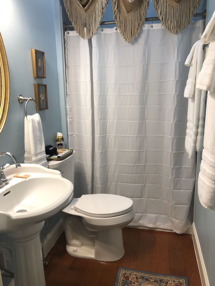 Ross Mansion Bed & Breakfast and Events Deluxe Room, 1 King Bed 4