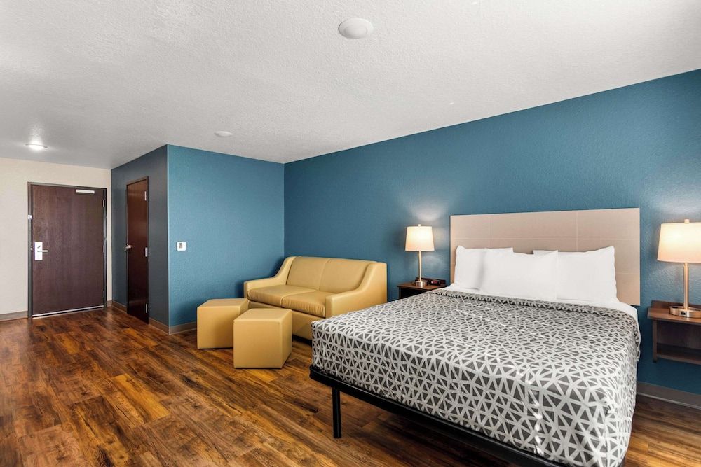 Suite, 1 Queen Bed with Sofa bed, Non Smoking