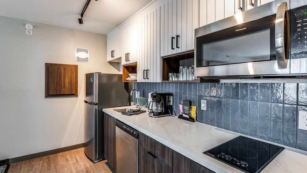 Staybridge Suites Dallas Market Ctr Love Field by IHG Studio Suite, 1 King Bed 9