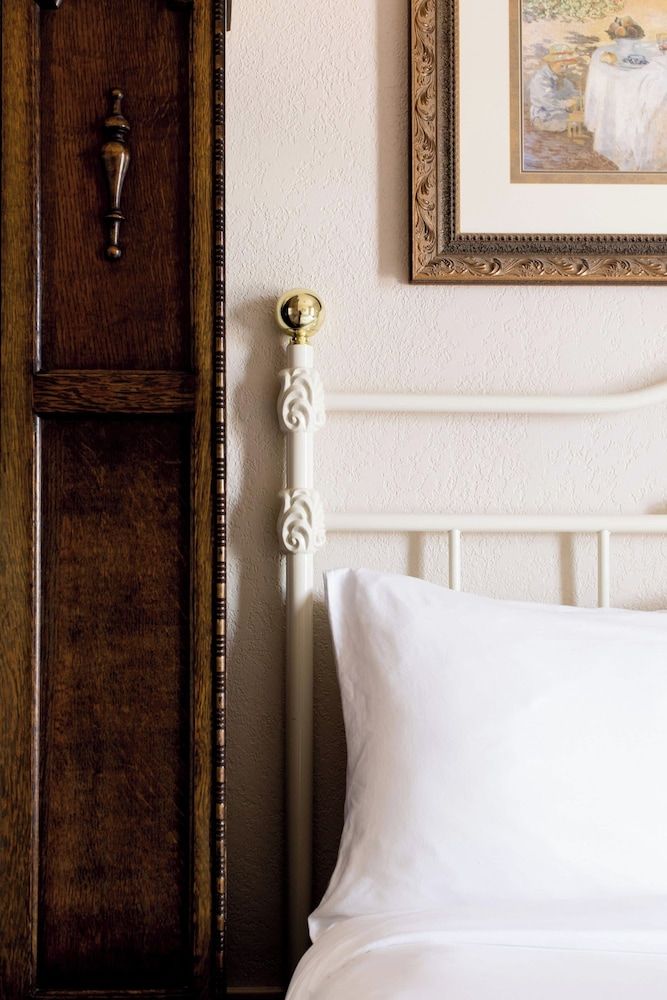 The Bishop Hotel Suite, 1 Queen Bed with Sofa bed 2