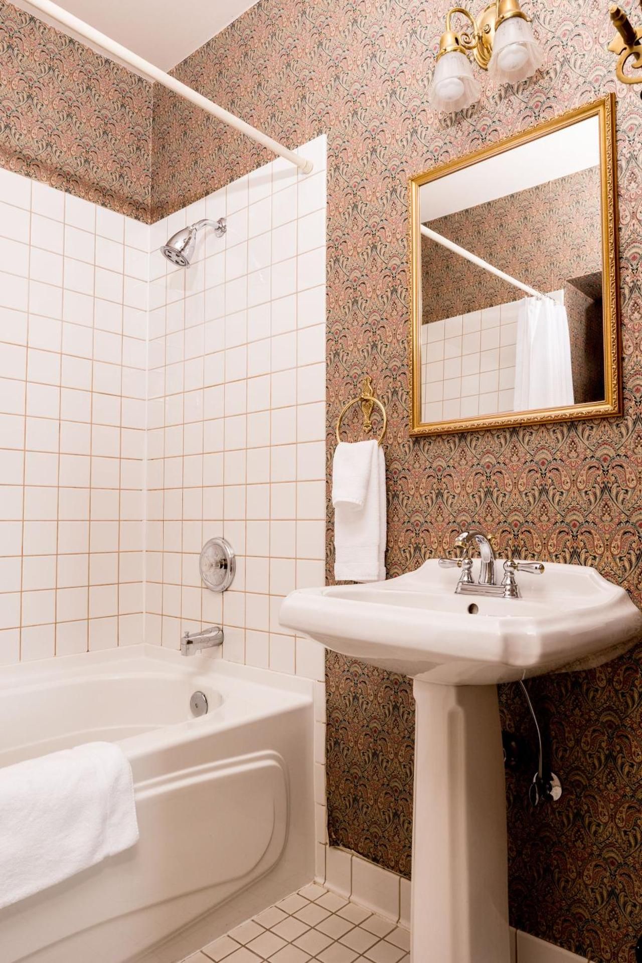 The Bishop Hotel Deluxe King Suite 4