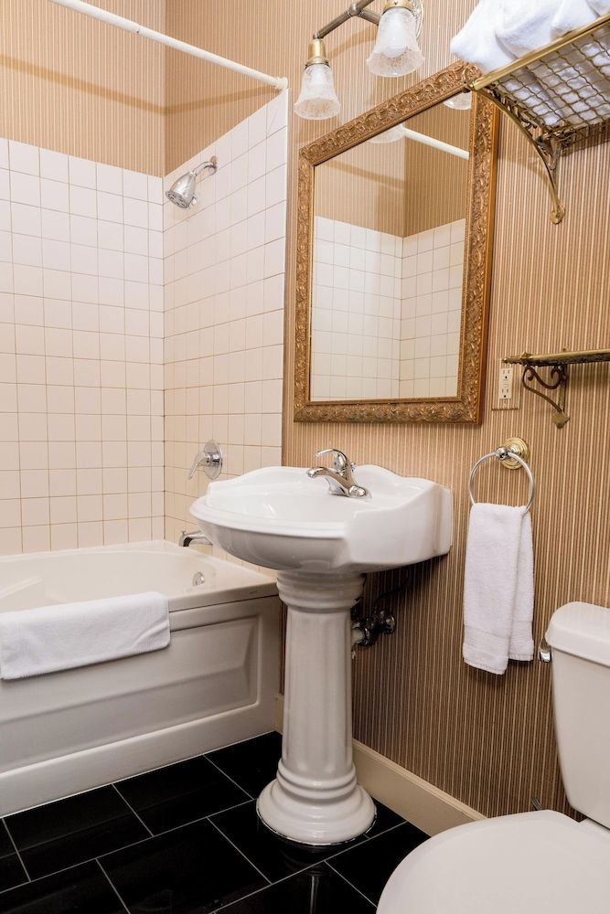 The Bishop Hotel Suite, 1 Queen Bed with Sofa bed 4