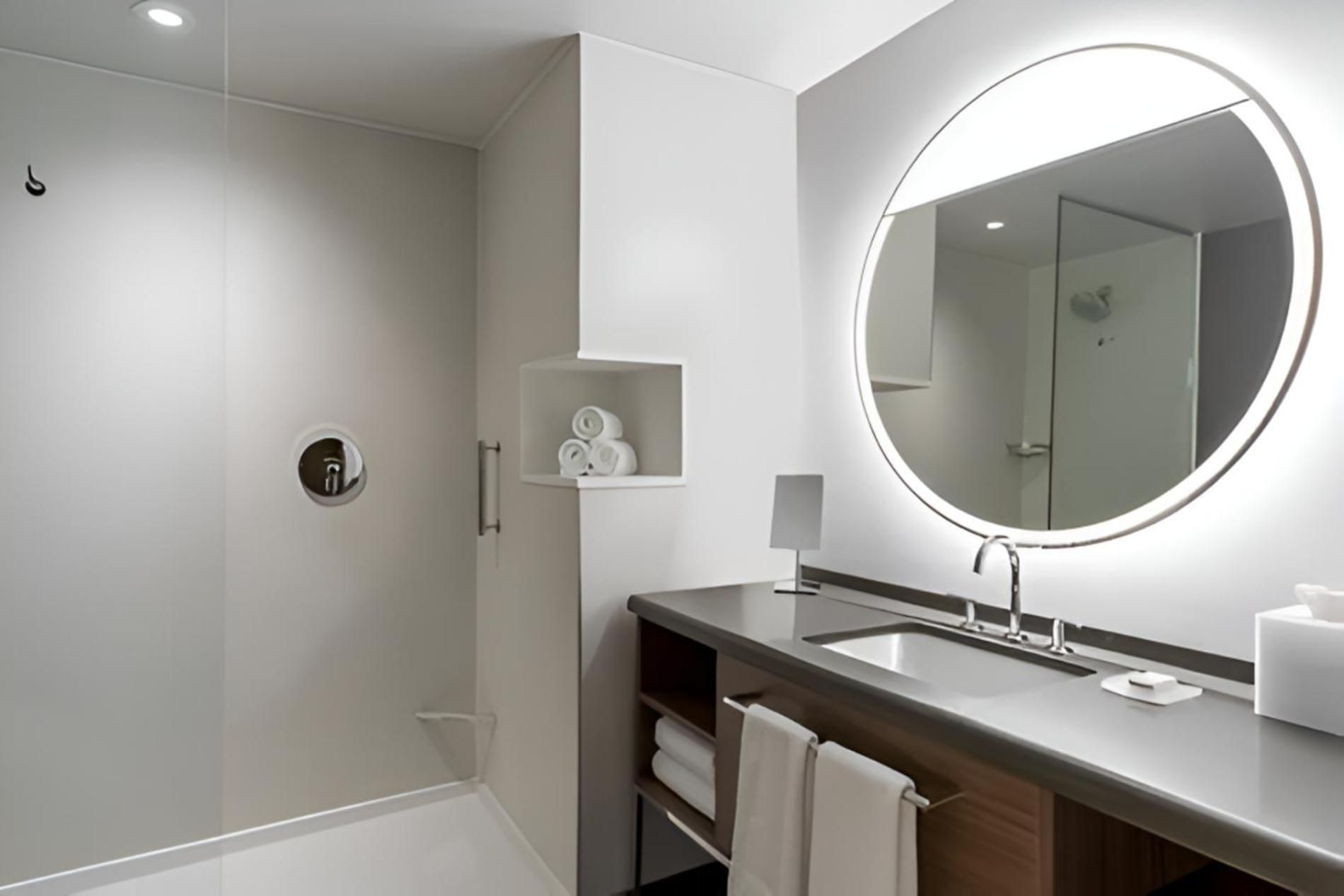 Executive, Guest Room, 1 King, Away From Elevator