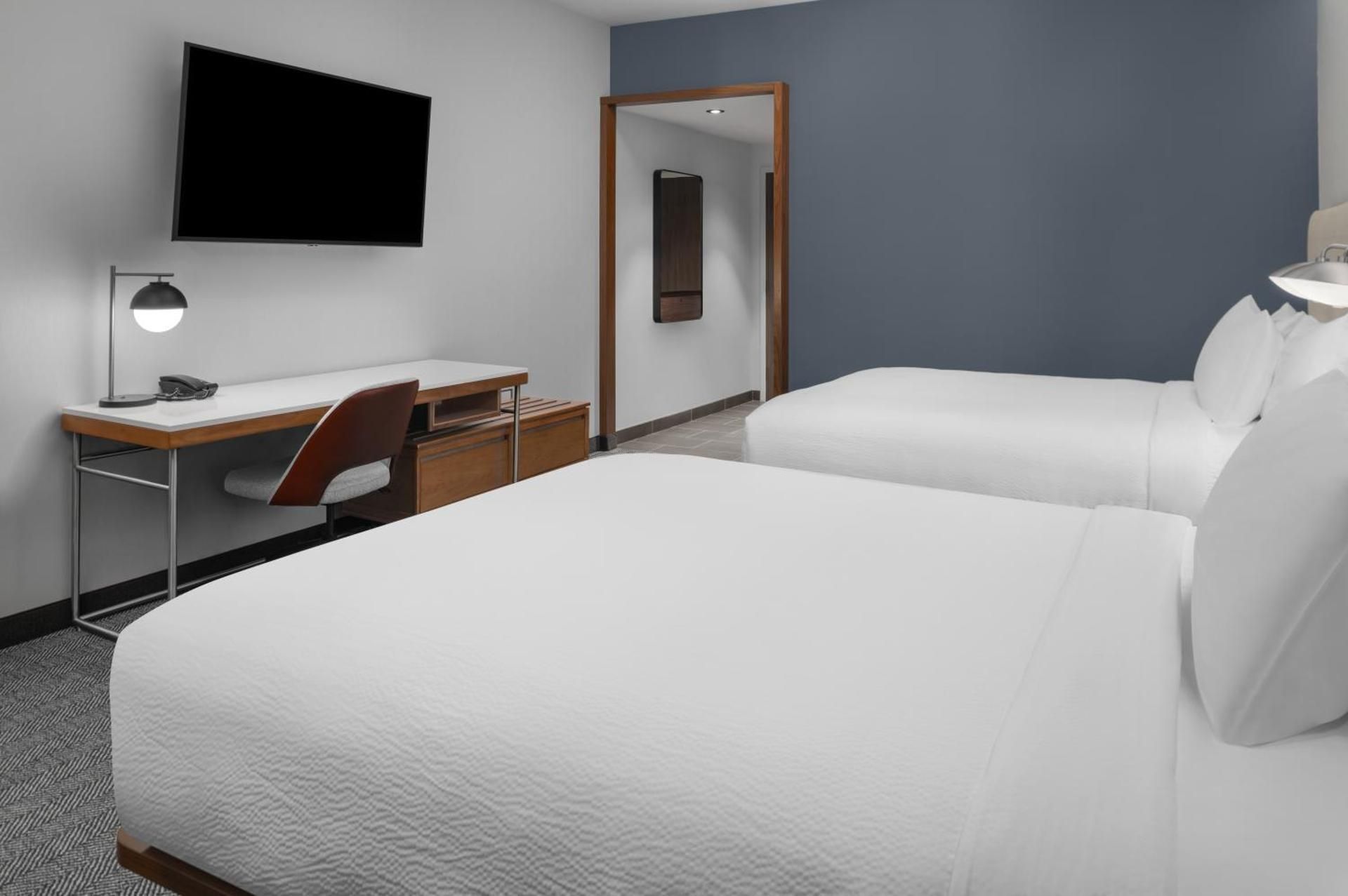Courtyard by Marriott Modesto North Queen Room with Two Queen Beds and Adapted Tub - Mobility Accessible 2